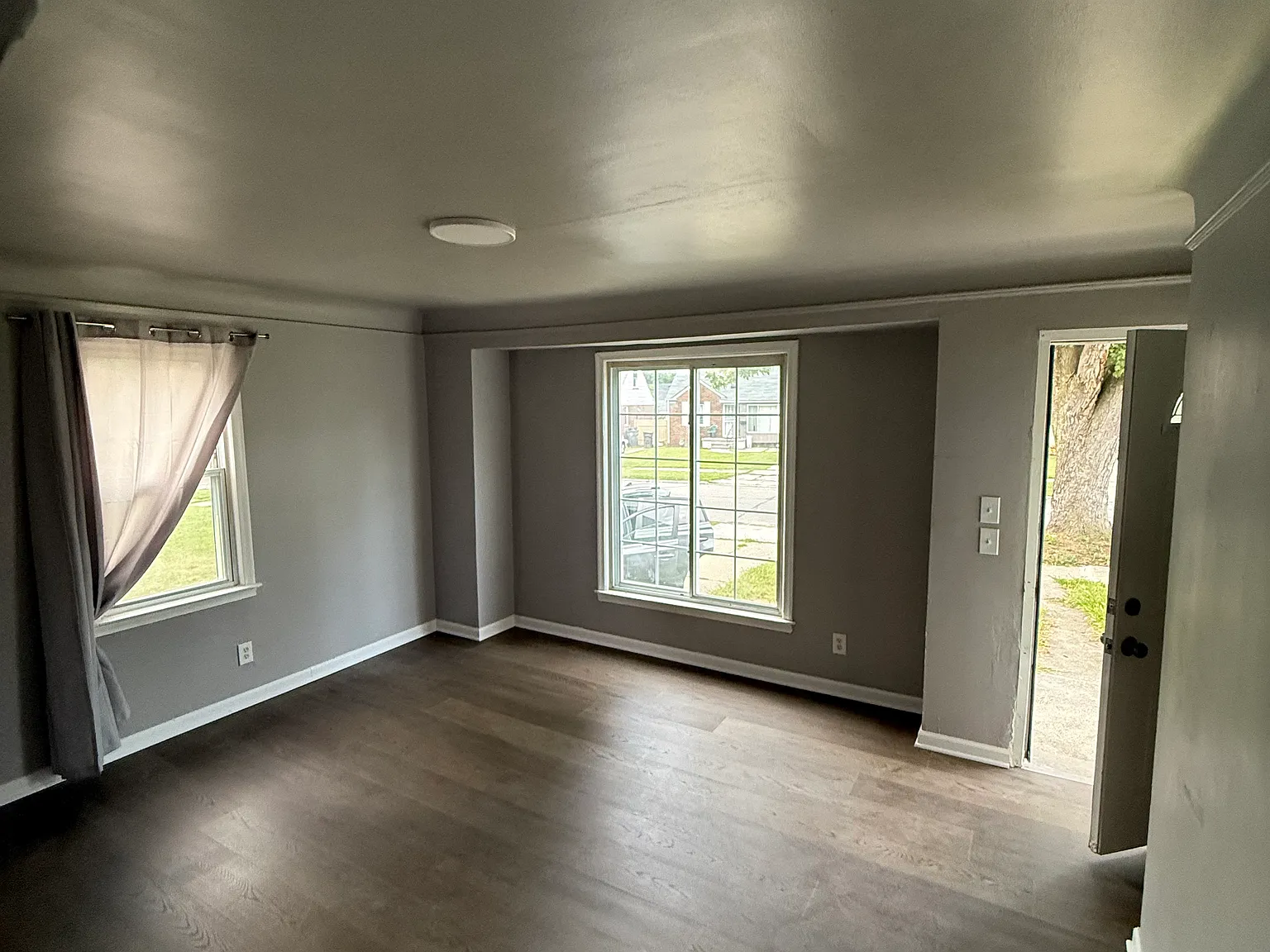 3 bed, 1000 sqft, $1,650 — Photo 2