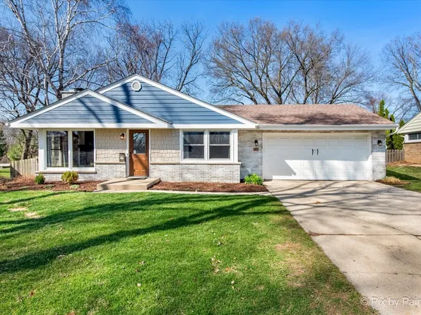 105 April Ln, North Aurora, IL 60542
