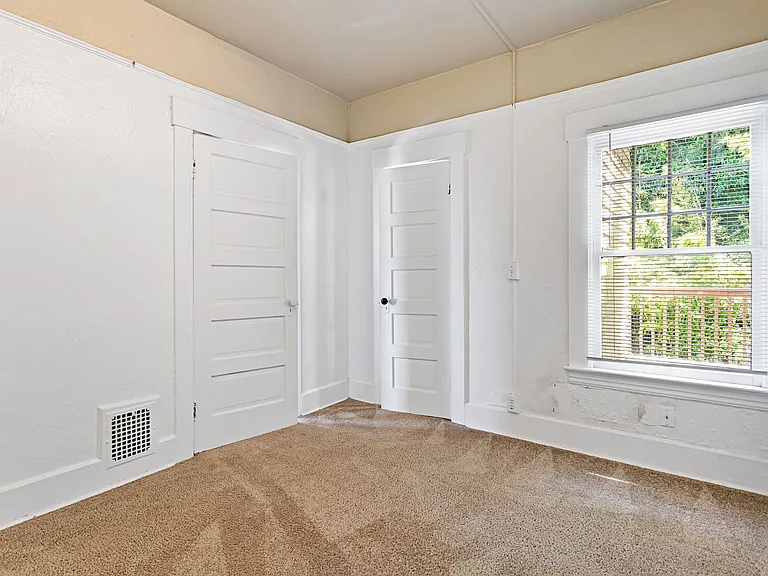 1 Bedroom with den close to SW! Walking distance to Providence Park! — Photo 12