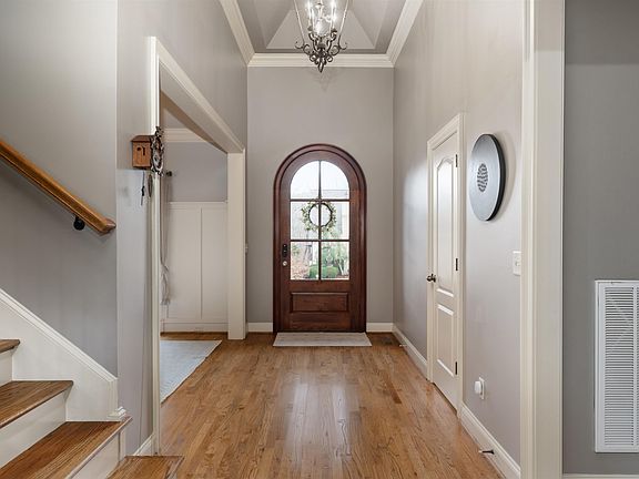 2nd image of 1037 Parkwood Rd