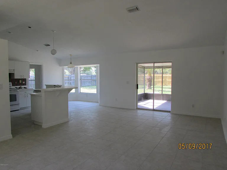 407 Delmonico St NE — Photo 3