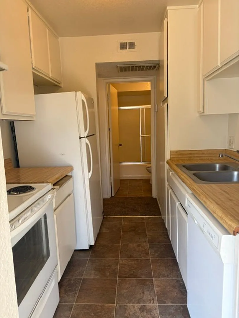 2323 Chester Ln. #16 - Upstairs Apartment — Photo 4