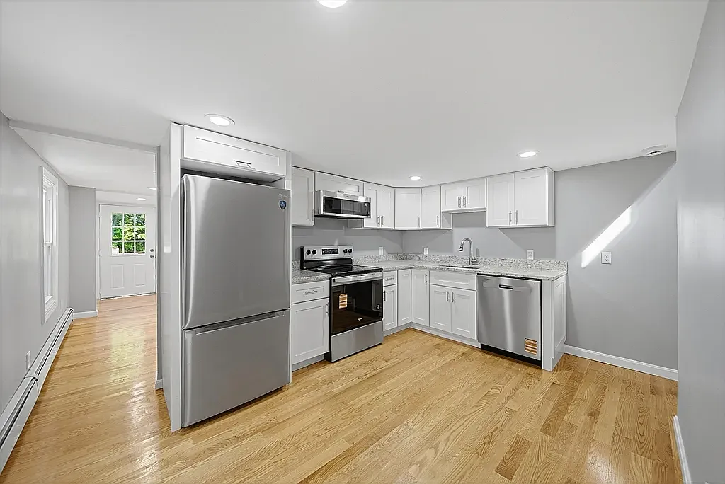 3 bed, 864 sqft, $2,499 — Photo 4