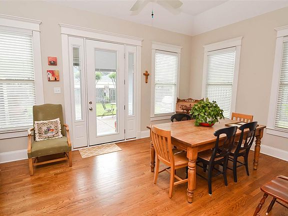 5th image of 1868 Laurel Ln
