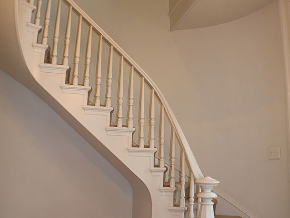 Open staircase w/ chandelier