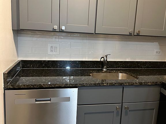 3rd image of 3825-413 N Pine Grove Ave