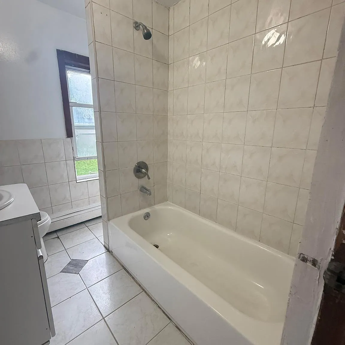 1 bed, 1.0 bath, 4050 sqft, $1,200 — Photo 4