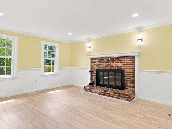 36 Hampton Drive, Nashua, NH 03063