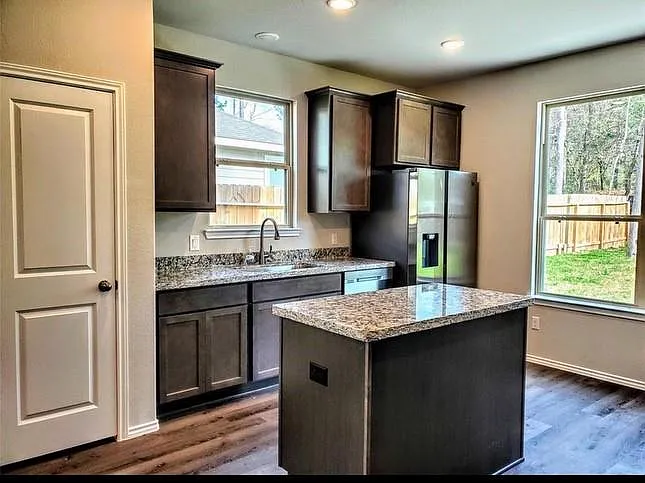 4 bed, 2.5 bath, 2016 sqft, $1,995 — Photo 2
