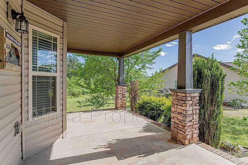 4 bed, 2.5 bath, 1918 sqft, $2,400 — Photo 3