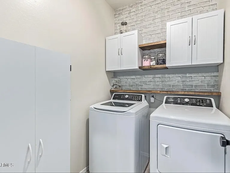30987 W Columbus Ave — Photo 9