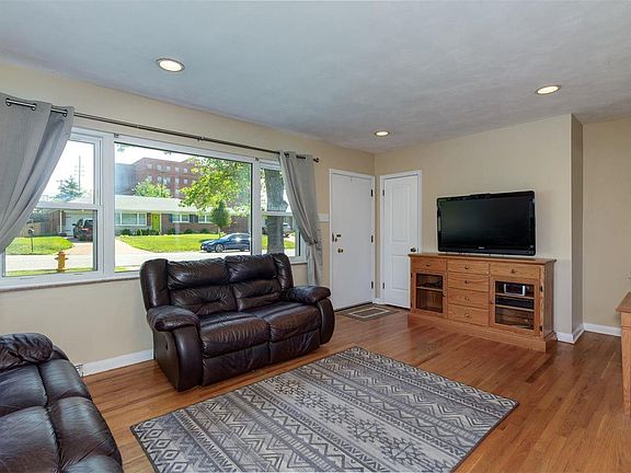 3rd image of 8601 Villa Crest Dr