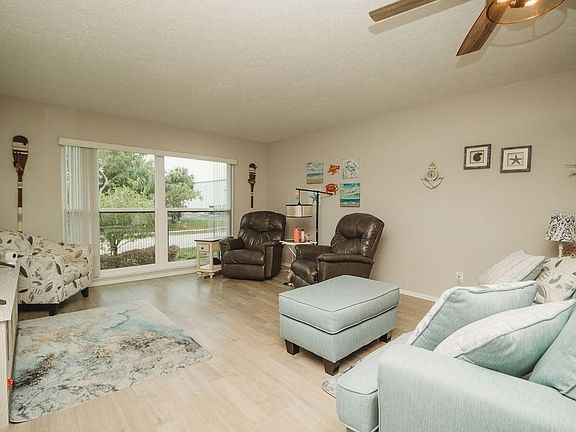 2nd image of 7623 Radcliffe Cir #207