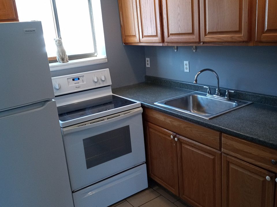 2nd image of 144 N Lapeer St APT 14