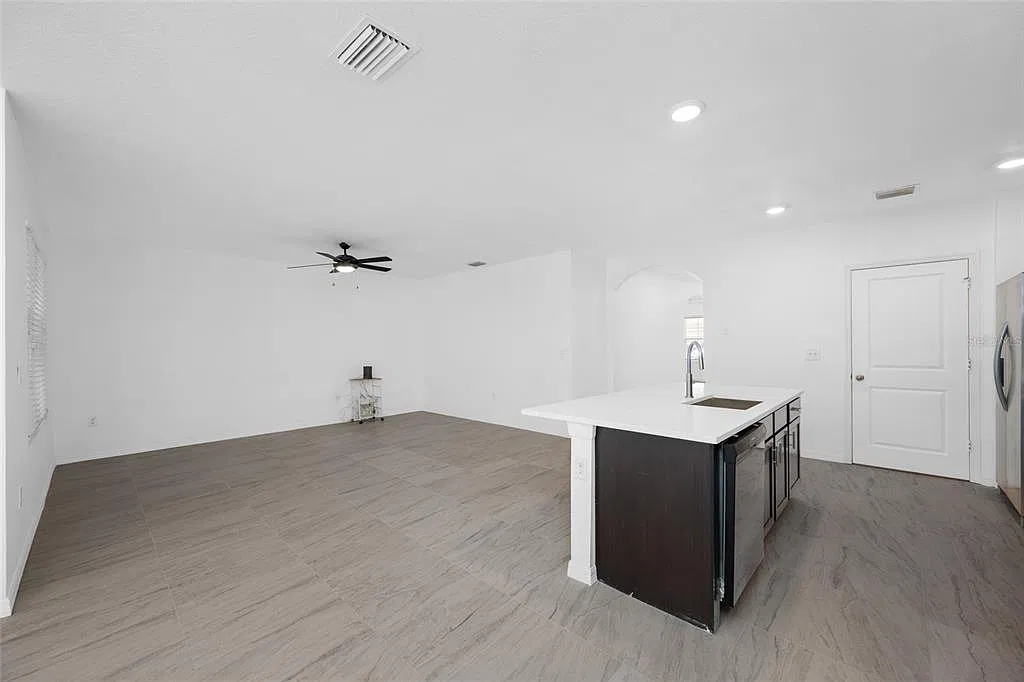3 bed, 2.0 bath, 1672 sqft, $2,200 — Photo 3