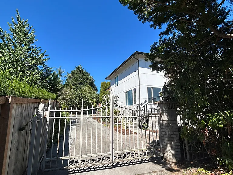 210 10th Ave — Photo 3