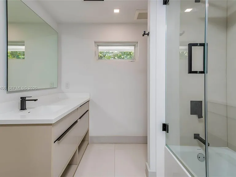 301 Shore Dr E — Photo 31