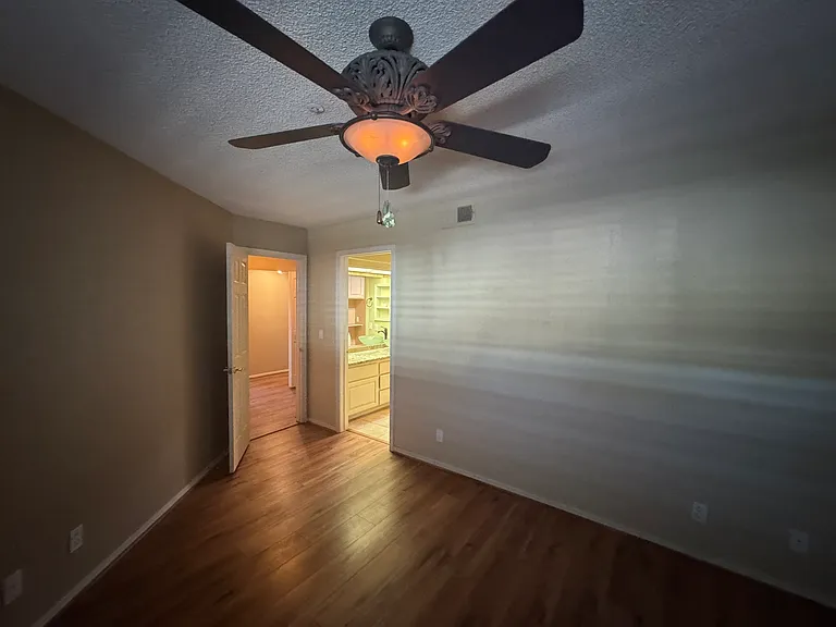 2022 Merrill Ln #6D — Photo 18
