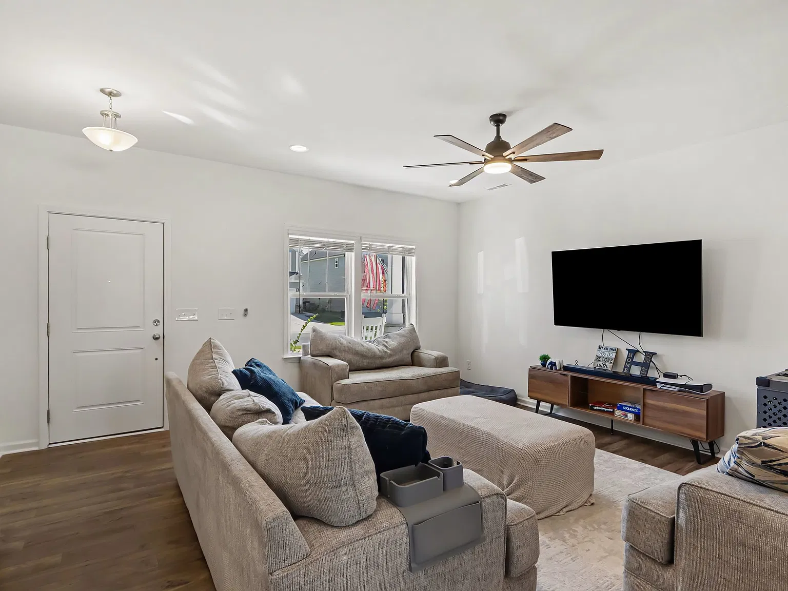 3 bed, 2.5 bath, 2309 sqft, $2,375 — Photo 3