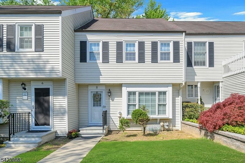 1st image of 8 Pembroke Dr