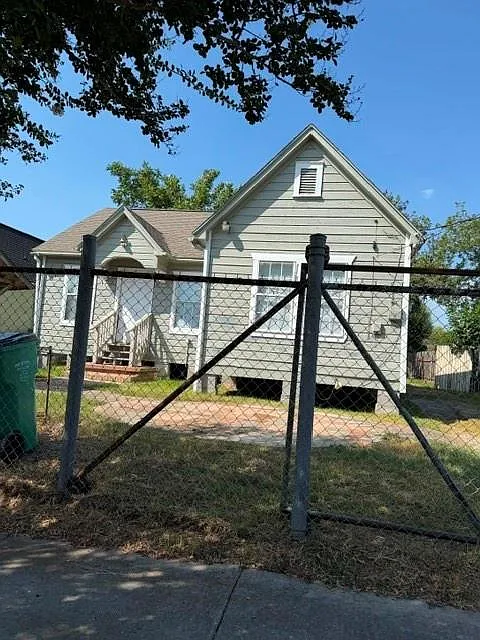 110 W Hunnicutt St