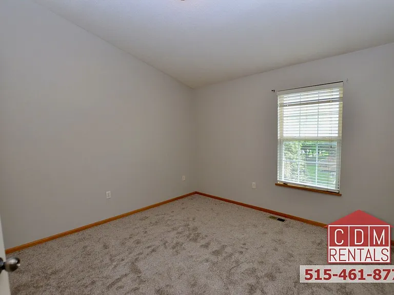 293 NE Basswood — Photo 8