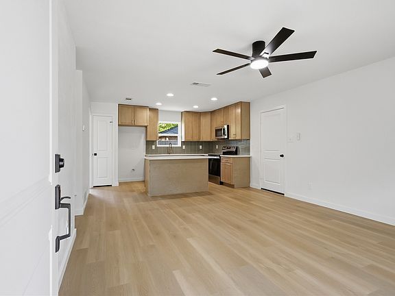 3rd image of 527 W Aubrey St