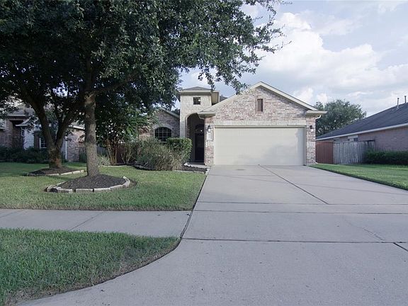 BEAUTIFULLY LANDSCAPED FRONT YARD.