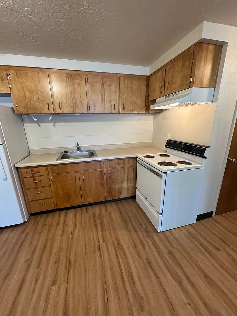 OlMe02~ 1630 Ferry St. ~ Campus Chateau North — Photo 4