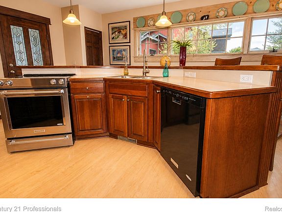 5th image of 3668 Shorewood Rd