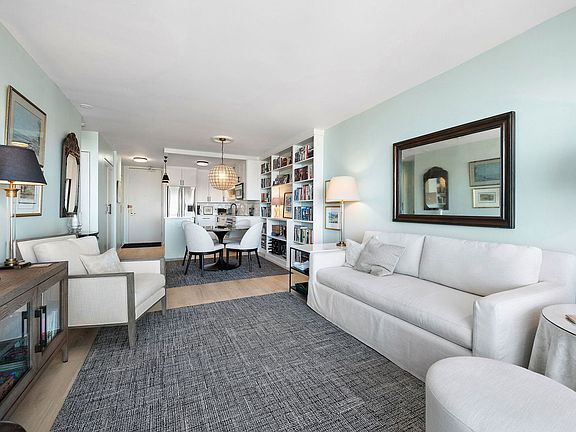 4th image of 2020 N Lincoln Park W APT 33C
