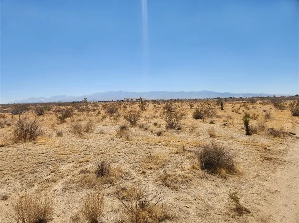 1 La Mesa Rd, Phelan, CA 92371