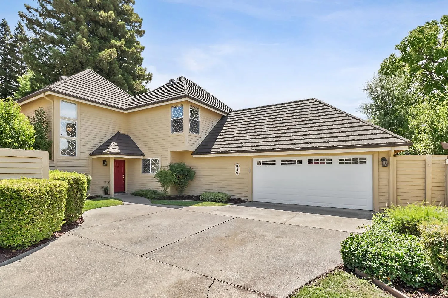 820 Lake Front Dr photo 1