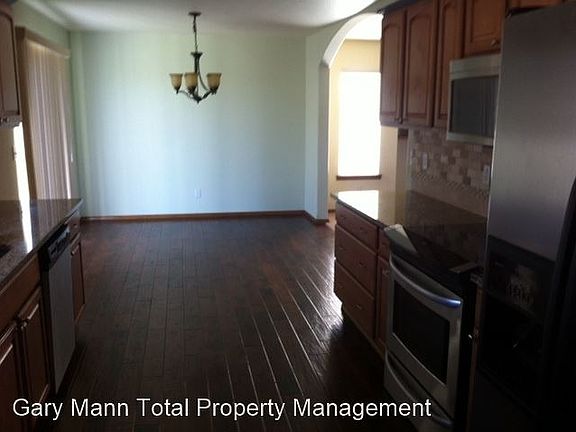 5th image of 905 Camas Pl