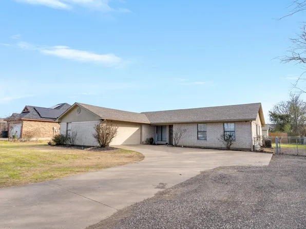 212 E Pine St, Mabank, TX 75147