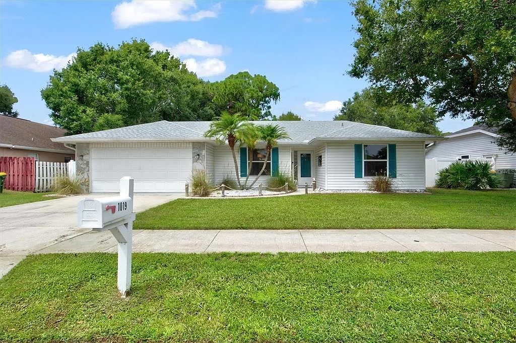3 bed, 2.0 bath, 1295 sqft, $7,500 — Photo 1