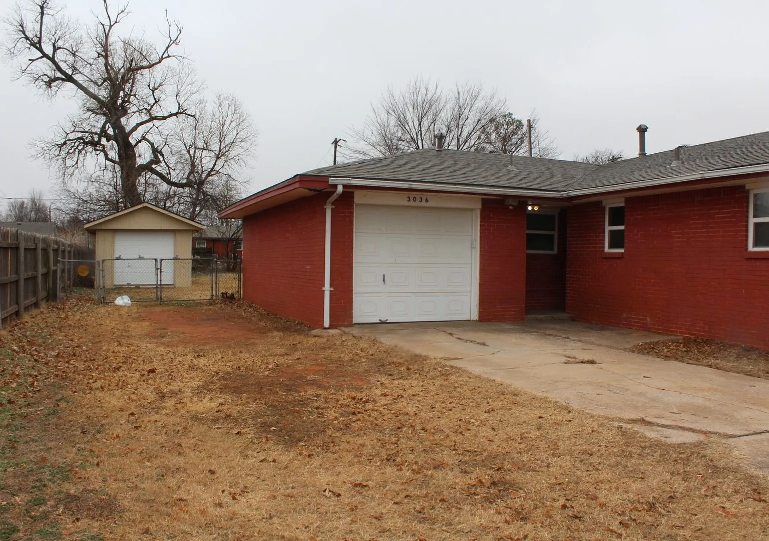 Attached & Detached Garages — Photo 2