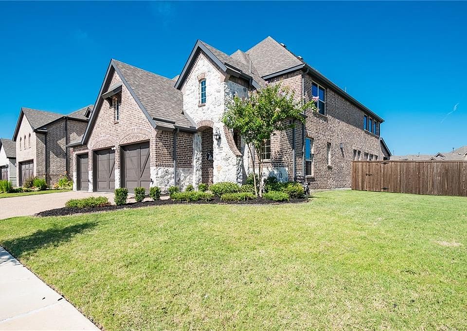 1st image of 200 Highwood Trl