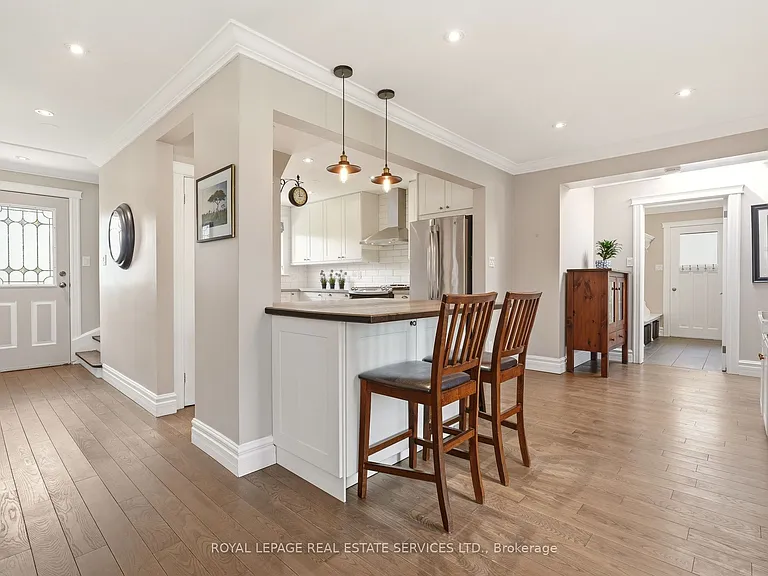 145 Suffolk Ave — Photo 9