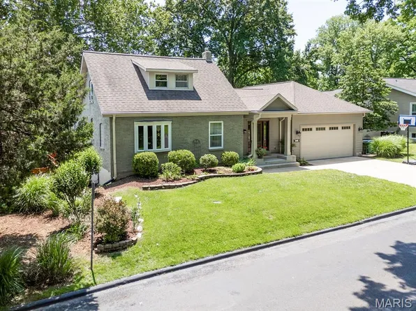 890 Warwick Ln, Saint Louis, MO 63122