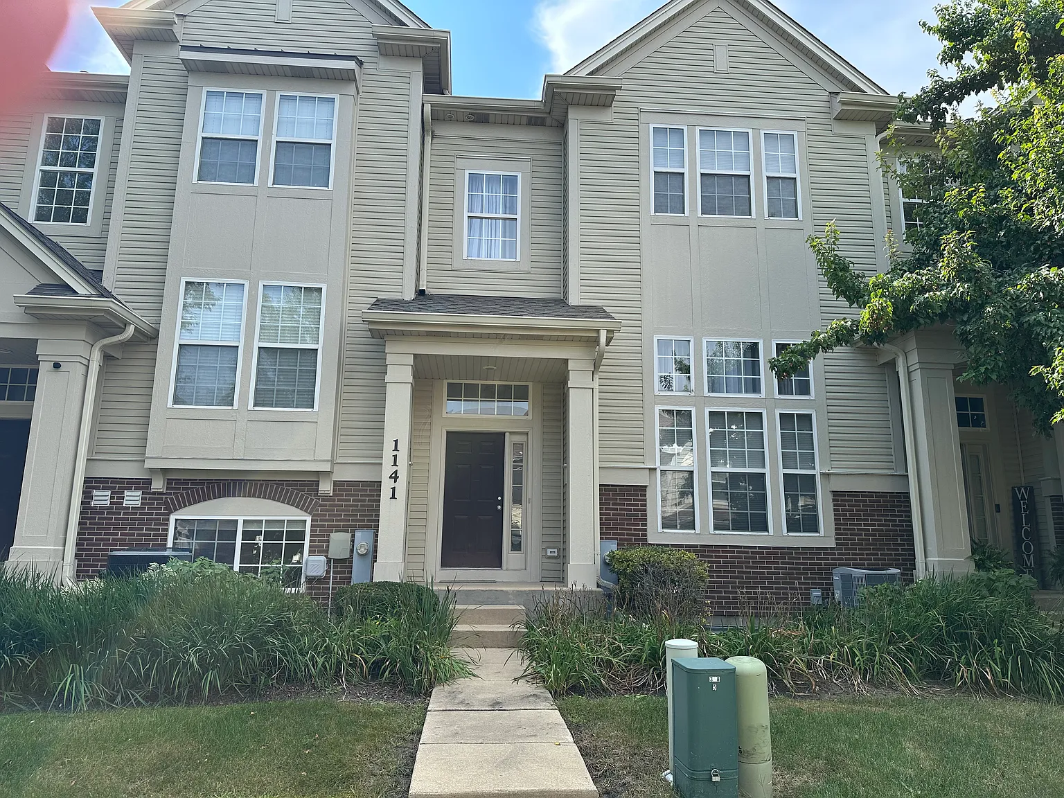 3 bed, 2.5 bath, 2100 sqft, $2,925 — Photo 1