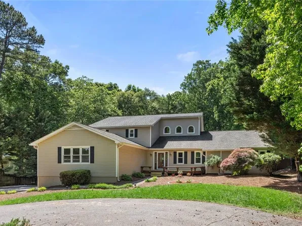 3537 N Lakeshore Dr, Clemmons, NC 27012