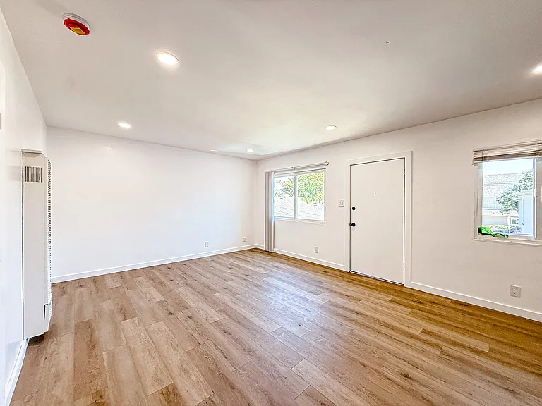 331 W Windsor Rd #6 — Photo 5