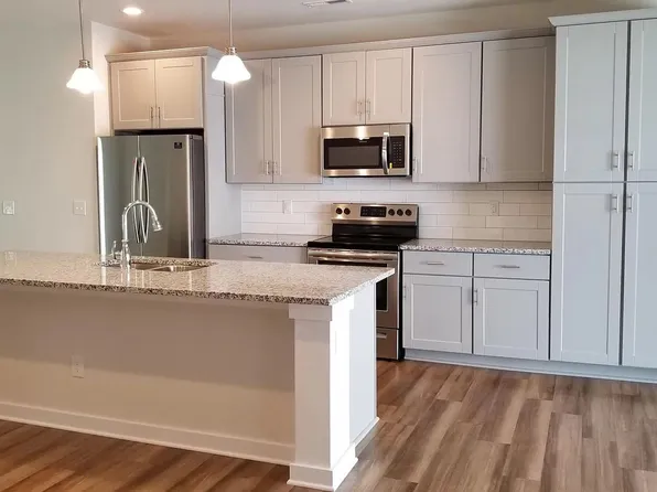 1024 Sharon Towns Dr, Charlotte, NC 28210