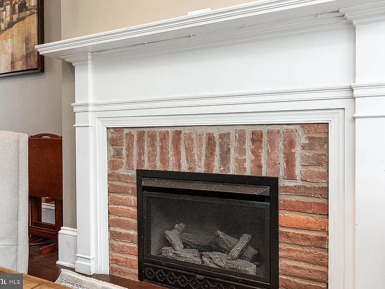 240 E Walnut St — Photo 6