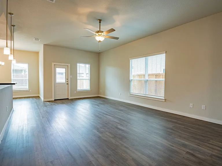 640 Wheatfield Dr — Photo 5