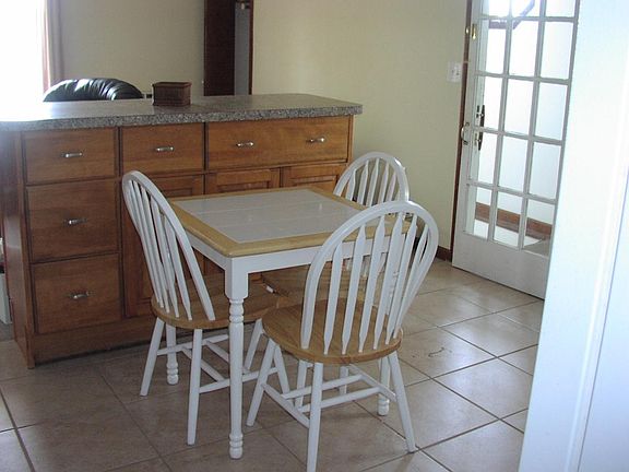 Eat in Kitchen with Dishwasher, Microwave, Oven/Range and Do