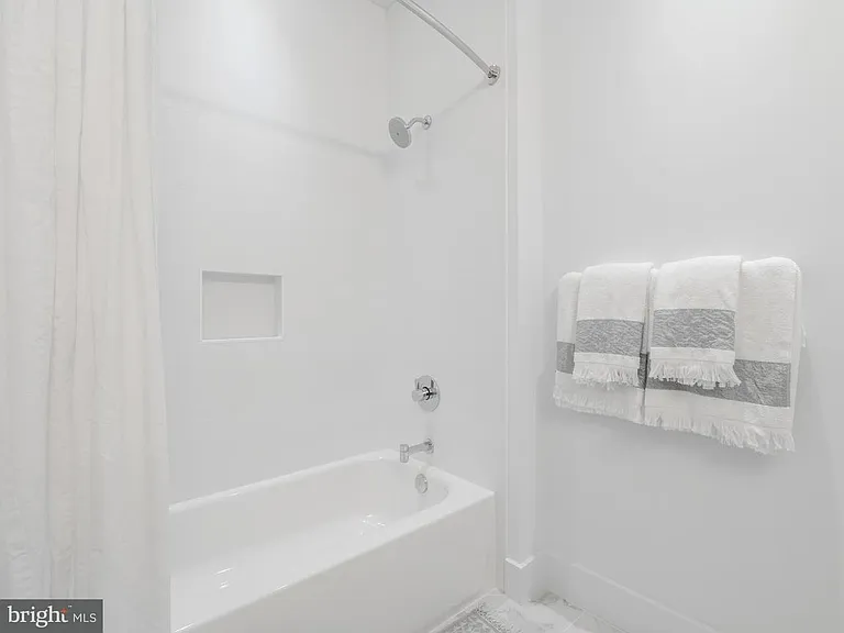 1324 E St SE #211 — Photo 15