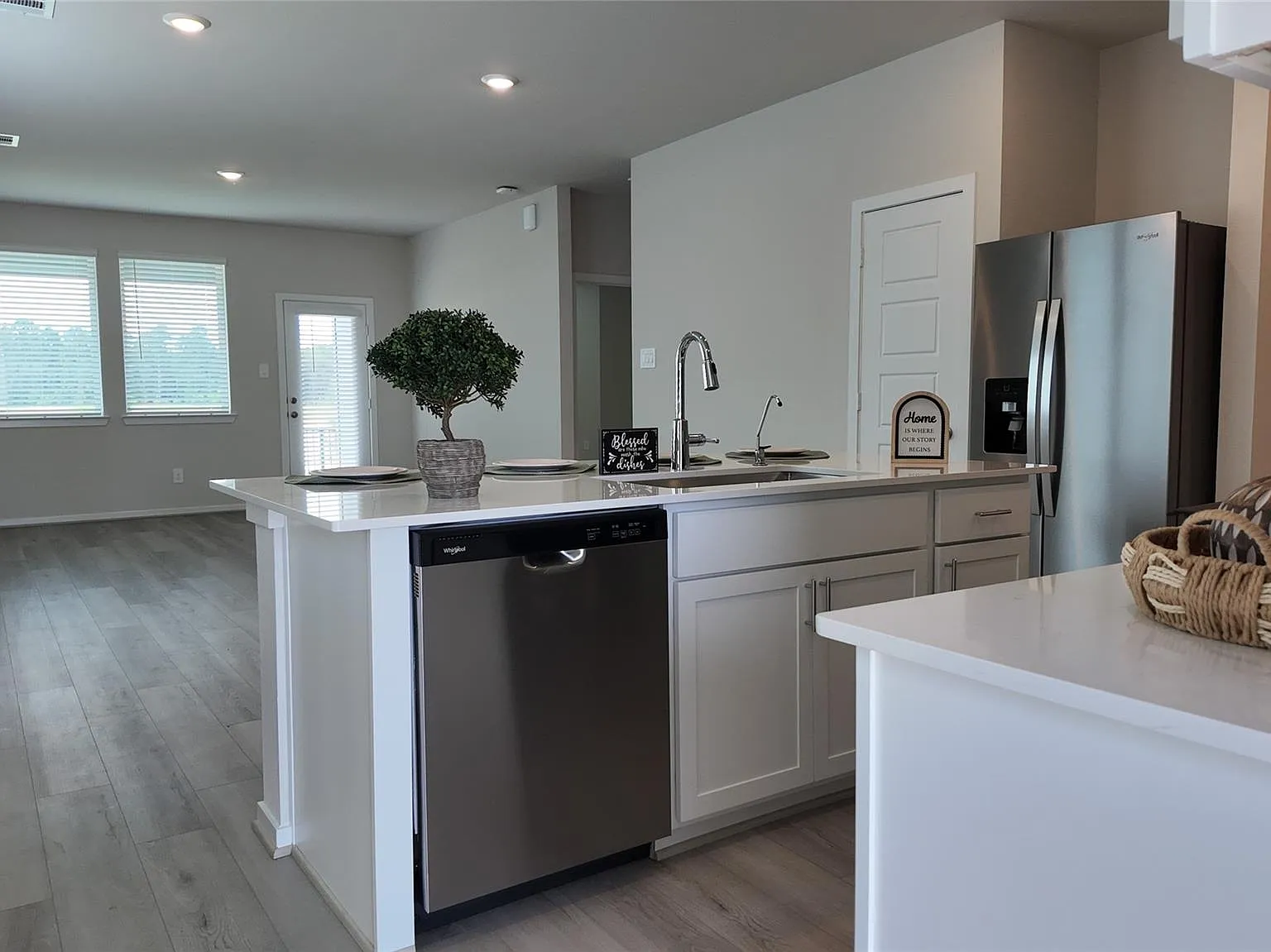 3 bed, 2.0 bath, 1426 sqft, $2,000 — Photo 4