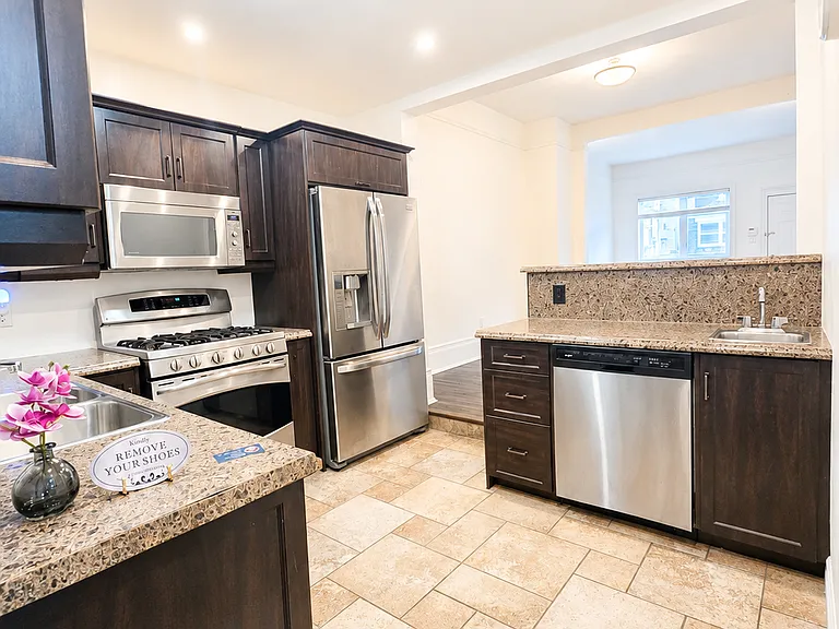 43 Carr St — Photo 3